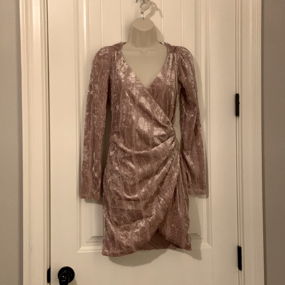 NWT mauve velvet long sleeve dress, size XS. Never worn. From Lulu’s.
